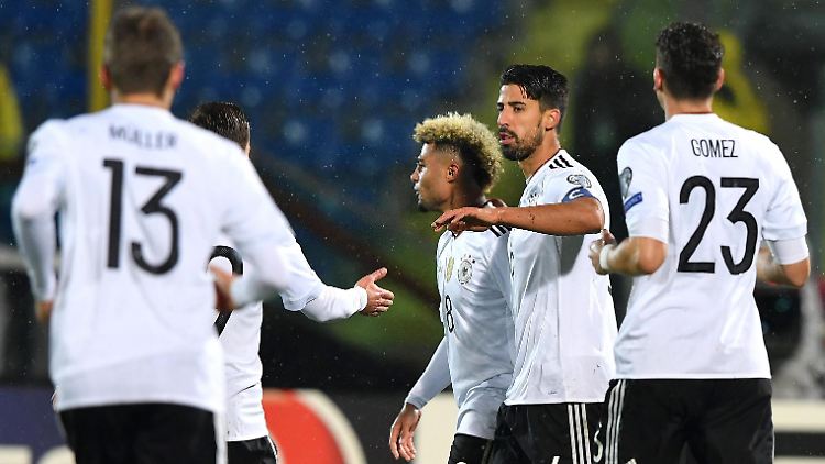 Sami Khedira feiert mit dem deutschen Team den ersten Treffer des Torfestivals in San Marino - es sollte nicht das letzte Tor des Abends bleiben.