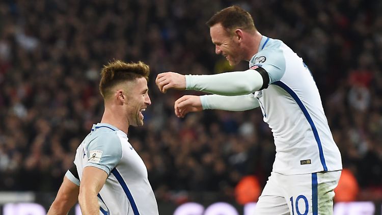 Wayne Rooney (r.) feiert zusammen mit Gary Cahill dessen Siegtreffer zum 3:0.