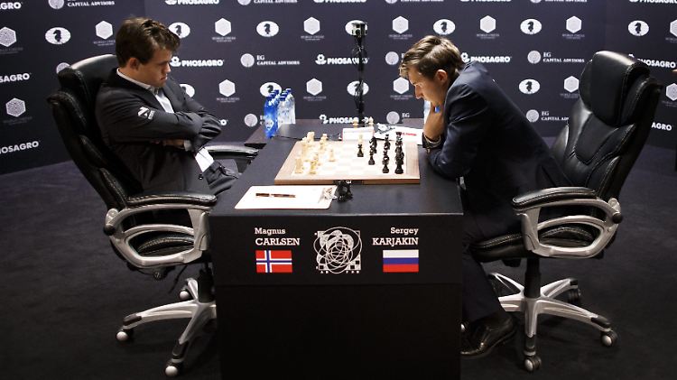 Carlsen (l.) und sein russischer Herausforderer schenkten sich in der ersten Partie nichts.