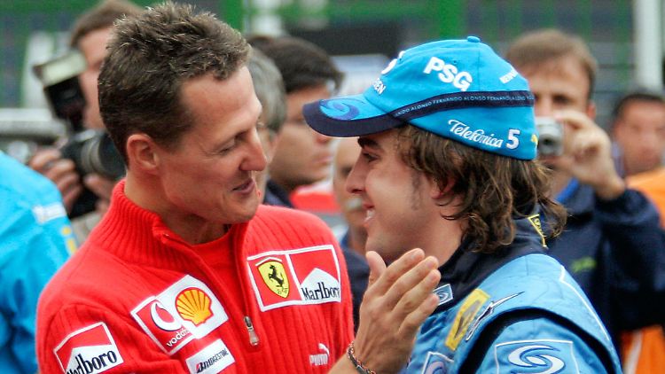 Fernando Alonso erhält 2005 Glückwünsche von Michael Schumacher zu seinem WM-Titel.