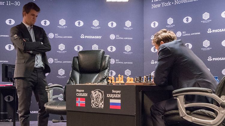 Magnus Carlsen und Sergej Karjakin starteten mit einem Remis.