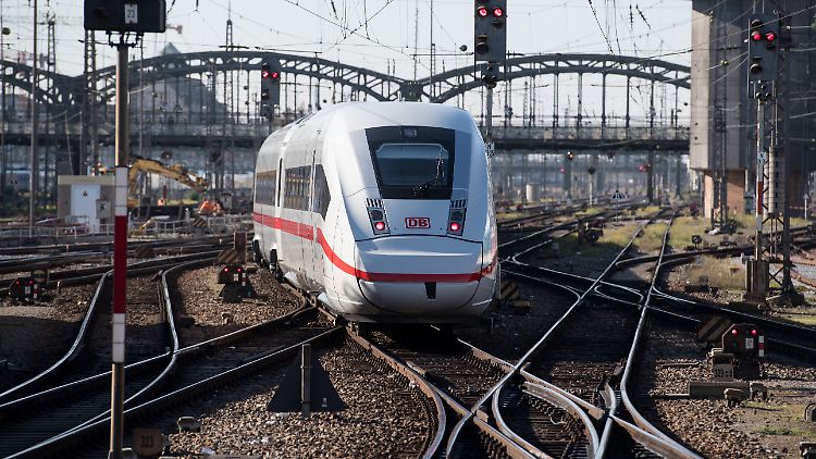 Die Bahn braucht zusätzliches Geld, damit trotz Investitionen von 55 Milliarden Euro in den nächsten fünf Jahren die Schulden nicht aus dem Ruder laufen. 