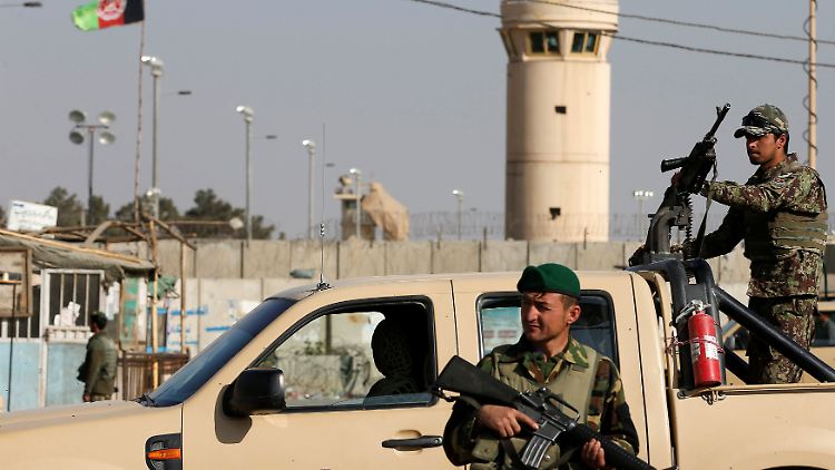 Afghanische Soldaten bewachen die amerikanische Luftwaffenbasis Bagram.