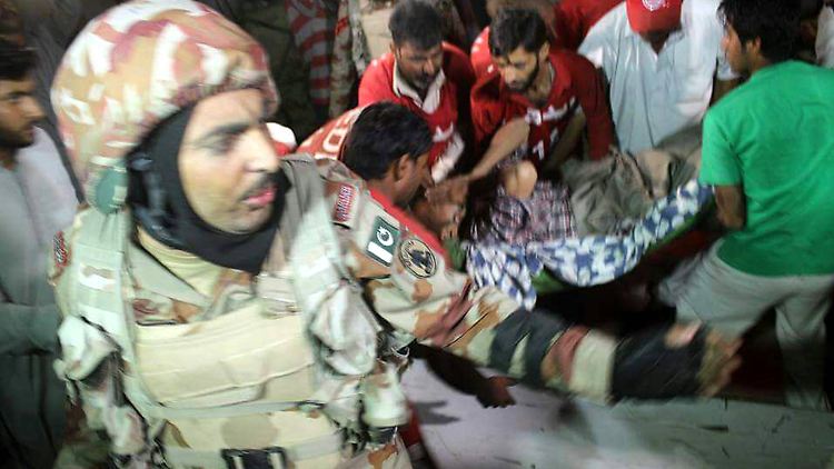 Die Bombe explodierte am Schah Noorani-Schrein, einem Sufi-Schrein im Gebiet von Khuzdar rund 760 Kilometer südlich der Provinzhauptstadt Quetta. 