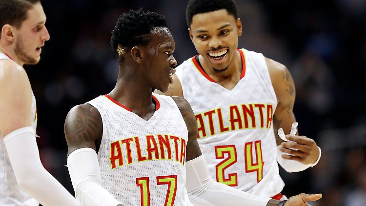 Fühlt sich bei den Atlanta Hawks pudelwohl: Dennis Schröder (m.).