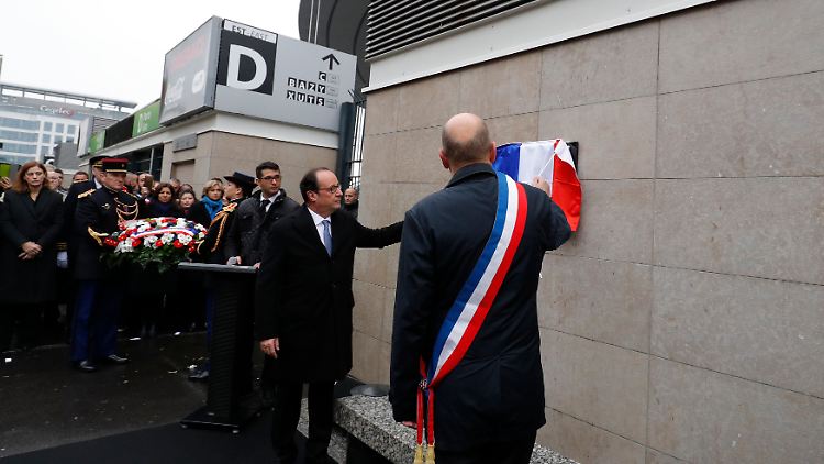 Francois Hollande enthüllt die Gedenktafel vor dem Stade de France.