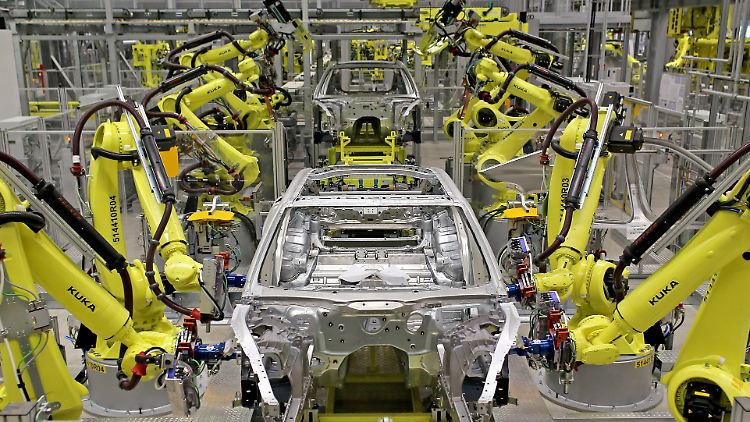 Nach Modellrechnungen des IAB werden bis zum Jahr 2025 rund 1,5 Millionen Arbeitsplätze wegfallen, zugleich aber rund 1,5 Millionen neu entstehen.