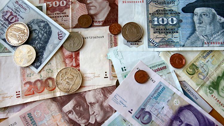 6,74 Milliarden DM in Münzen und 5,99 Milliarden DM in Banknoten sind noch nicht eingetauscht.
