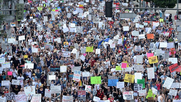 In Los Angeles gingen auch am Samstag Tausende Menschen gegen Donald Trump auf die Straße. "Not my president", stand auf vielen Schildern.