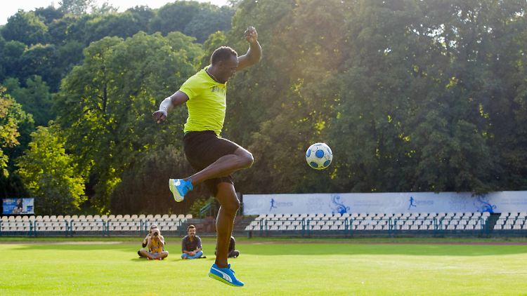 Usain Bolt spielte gerne Fußball. Nach dem Ende seiner Sprintkarriere im Jahr 2017 würde er gern professionell kicken, behauptet er immer wieder.