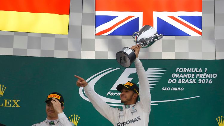 Nach seinem dritten Sieg in Folge liegt Lewis Hamilton nur noch zwölf Punkte hinter WM-Spitzenreiter Nico Rosberg, der in Brasilien Zweiter wurde.