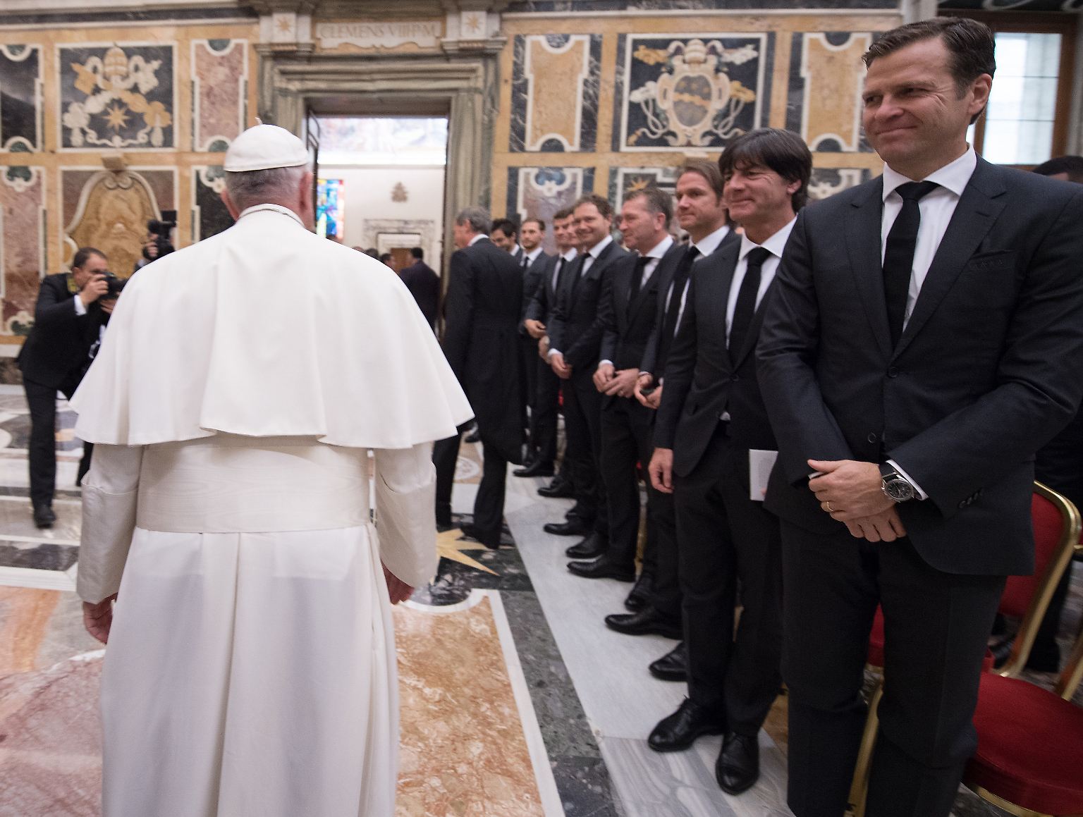 Die deutsche Fußball-Nationalmannschaft ist von Papst Franziskus im Apostolischen Palast des Vatikans zu einer Privataudienz empfangen worden. 