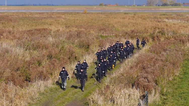 Bereitschaftspolizei, Wasserschutzpolizei und Feuerwehr haben bisher vergeblich nach der Leiche gesucht.