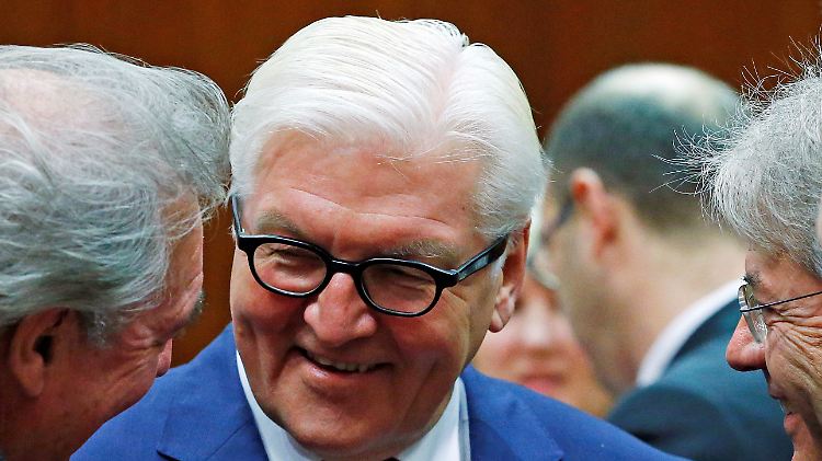 "Mann der Mitte": Außenminister Steinmeier heute in Brüssel mit seinen EU-Amtskollegen. 