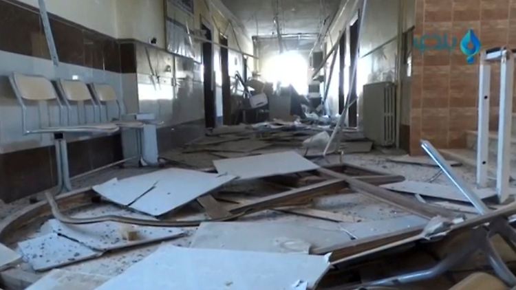 In sozialen Netzwerken wurden Videos veröffentlicht, die das zerstörte Krankenhaus in Artarib zeigen sollen.