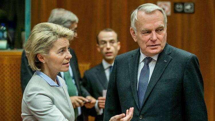 Bundesverteidigungsministerin Ursula von der Leyen mit dem französischen Außenminister Jean-Marc Ayrault.
