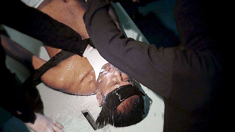 Diese Szene aus dem Amnesty International-Film "Stuff of Life" zeigt einen "Gefangenen", bei dem Waterboarding angewendet wird.