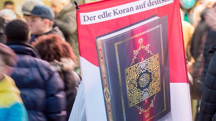 Die Koranverteilung in deutschen Fußgängerzonen gilt bei den Sicherheitsbehörden als Radikalisierungsfaktor.