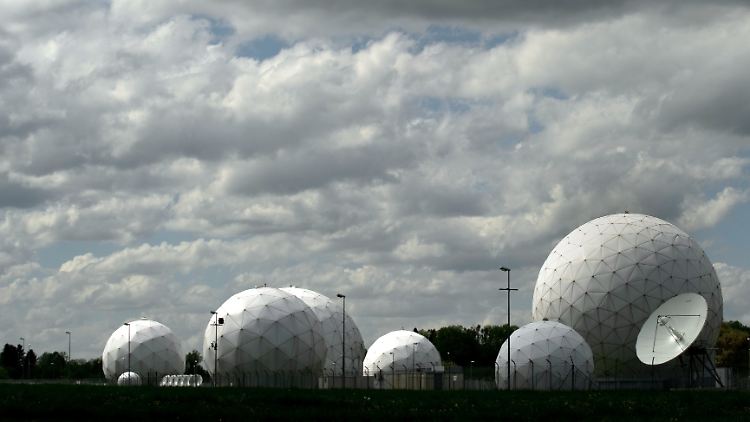Beim Versuch, die Zusammenarbeit deutscher und amerikanischer Geheimdienste zu untersuchen, legen die deutschen Geheimdienste laut Wikileaks den Parlamentariern Steine in den Weg. 