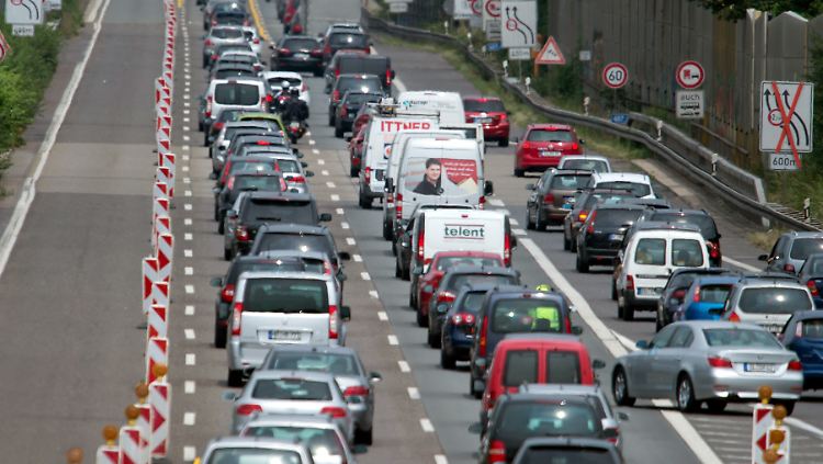 Wenn Straßen ausgebessert werden, bedeutet das für Autofahrer auf Autobahnen lange Wartezeiten, wie hier in Köln.