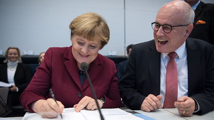 Haben Grund zur Freude: Kanzlerin Angela Merkel und Volker Kauder, Vorsitzender der CDU/CSU-Bundestagsfraktion.
