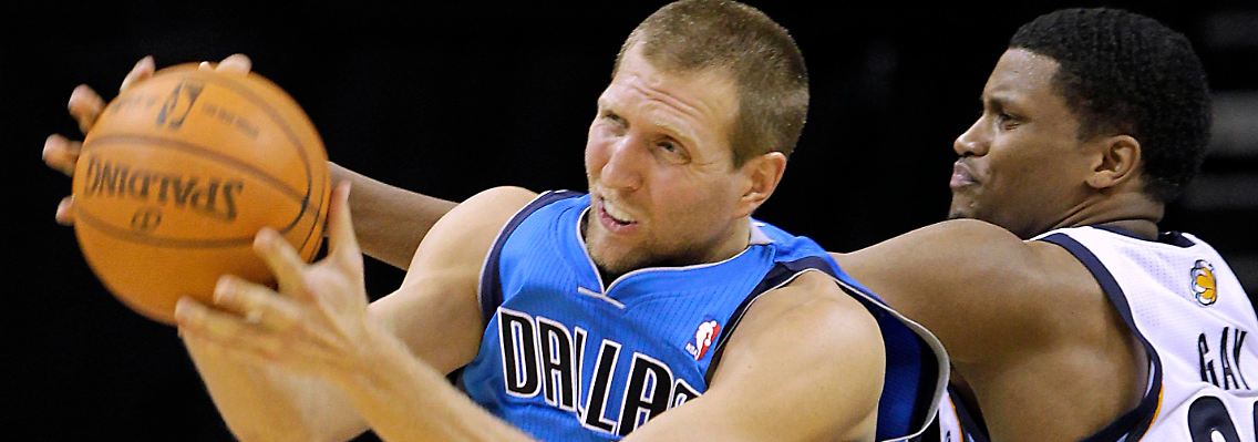 Kampf um den Ball: Dirk Nowitzki und Memphis' Rudy Gay.