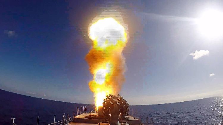 Die Fregatte "Admiral Grigorovich" feuert eine Rakete vom Typ Kalibr ab.