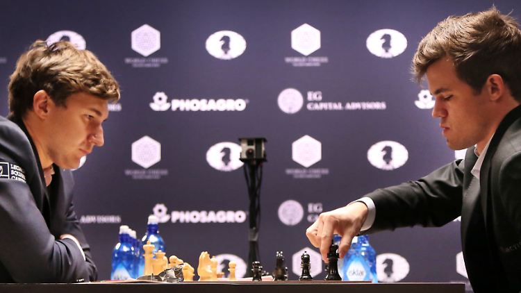 Magnus Carlsen (r.) gab erst im 94. Zug seine Angriffe auf.