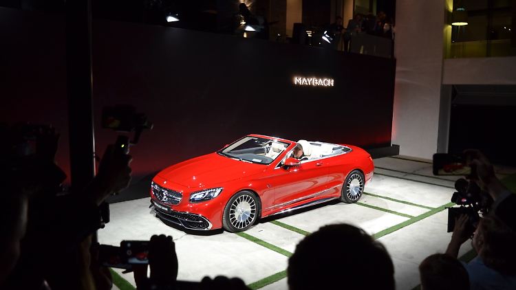 Wo sonst, als in Beverly Hills, im Viertel der Reichen und Schönen, könnte man ein Auto wie das Maybach Cabrio am Vorabend der Los Angeles Auto Show präsentieren?