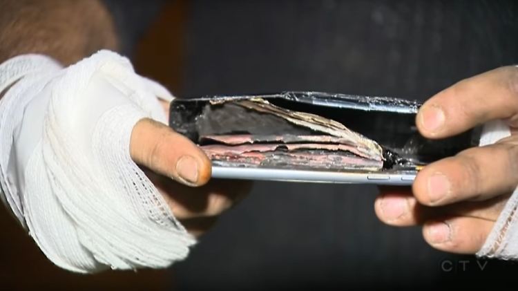 Das mutmaßliche Opfer zeigt das Galaxy S7, das in seinen Händen explodiert sein soll.