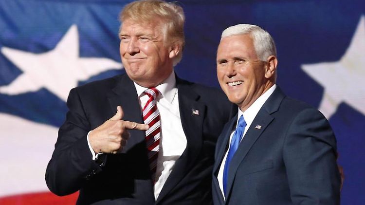 Donald Trump und Mike Pence machten im Wahlkampf Hillary Clinton wegen deren "privater" E-Mails die Hölle heiß.