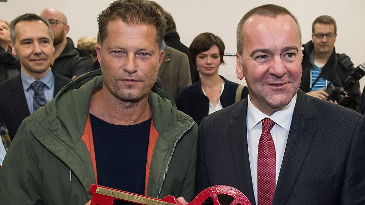 Schweiger und Pistorius mit dem symbolischen Schlüssel für den Neubau. 
