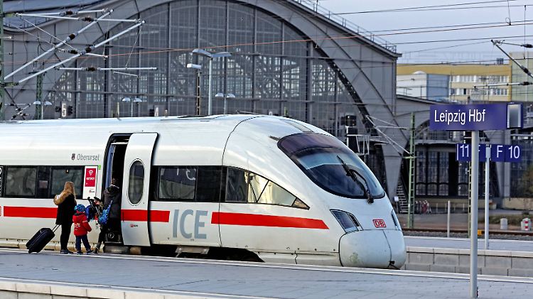 In den ICE darf man auch ohne Ticket steigen. Nachlösen ist aber teuer.