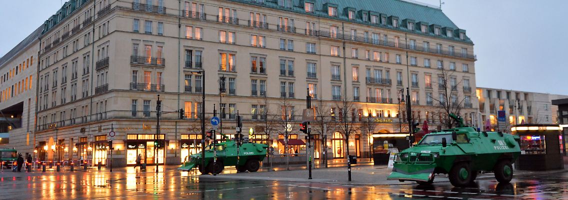 Gepanzerte Polizeifahrzeuge vor dem Berliner Hotel Adlon.