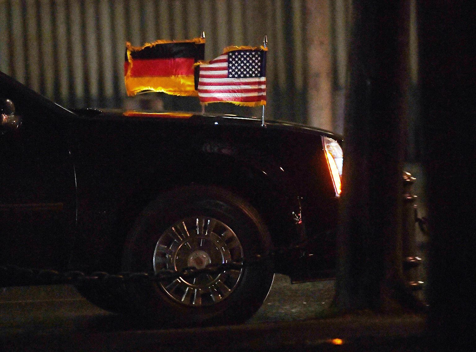 Da ist sie, die legendäre Limousine des US-Präsidenten.