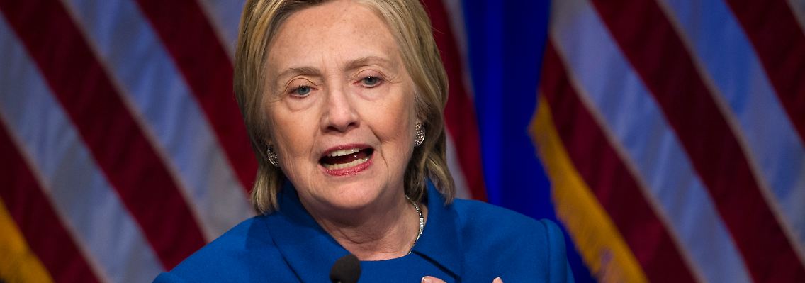 Clinton kam im blauen Hosenanzug, der Farbe der demokratischen Partei.