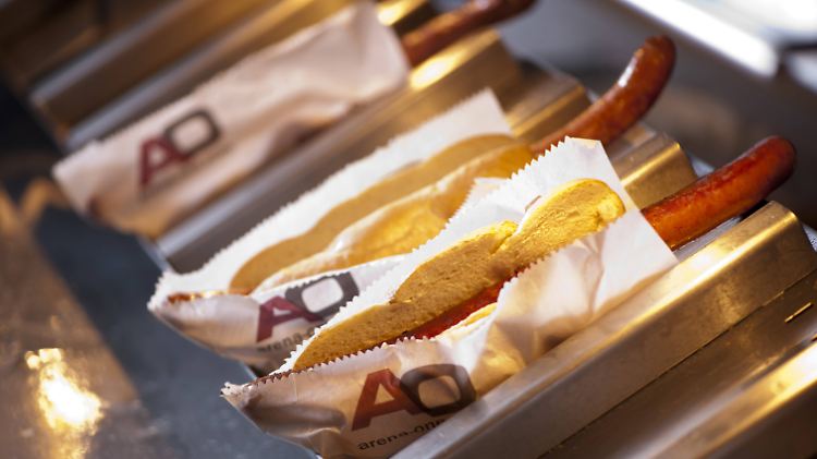 Die Wurst gehört für viele zum Stadionbesuch dazu.