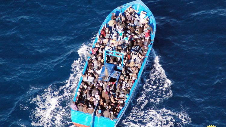 Flüchtlingsboote sind meist völlig überfüllt. Nun ist im Mittelmeer wieder ein Boot gesunken. Etliche Menschen werden vermisst.