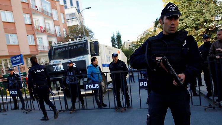 Die türkische Polizei im Einsatz vor der Zentrale der prokurdischen Partei HDP.