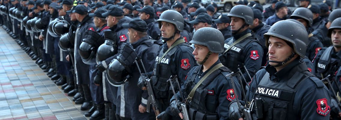Polizeieinsatz vor dem Stadion.