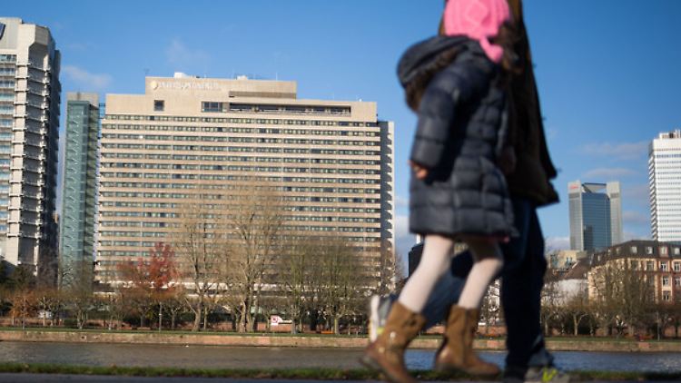 Der Notarzt fand die Tote in Zimmer 433 des Frankfurter Hotels vor.