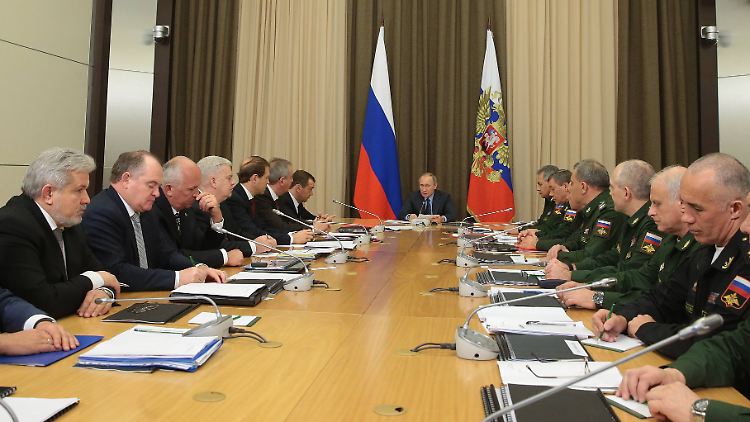 Putin bei einem Treffen mit Mitarbeitern des Verteidigungsministeriums und des Sicherheitsrats.