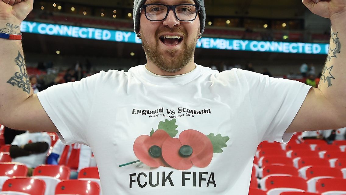Auch diesem Fan scheint die FIFA-Drohung zu den "Poppy"-Symbolen nicht besonders imponiert zu haben.