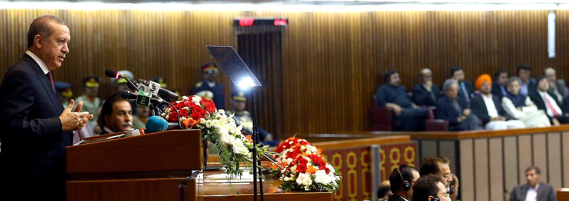 Erdogan spricht vor dem pakistanischen Parlament.