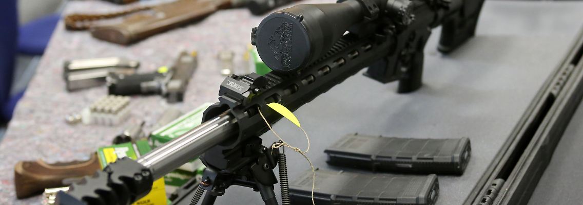 Zu den Waffen gehören Gewehre mit Zielfernrohr.