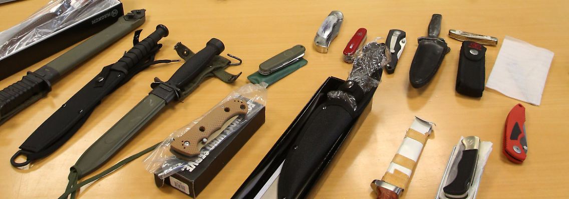 Auch Messer stellte die Polizei sicher.