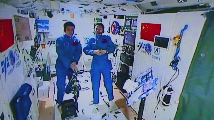 Jing Haipeng (r) und Chen Dong bei ihrem ersten Gespräch mit der Erde am 15. November.