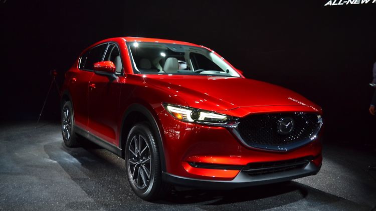 Schmale Scheinwerfer lassen den Kühlergrill des Mazda CX-5 noch wuchtiger erscheinen.