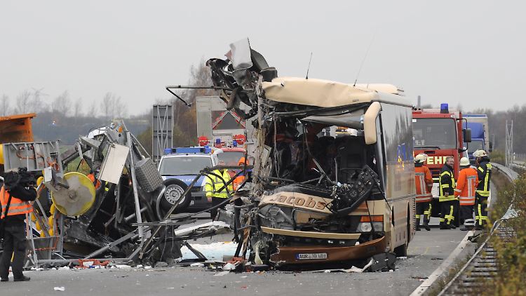 Der völlig zerstörte Bus .