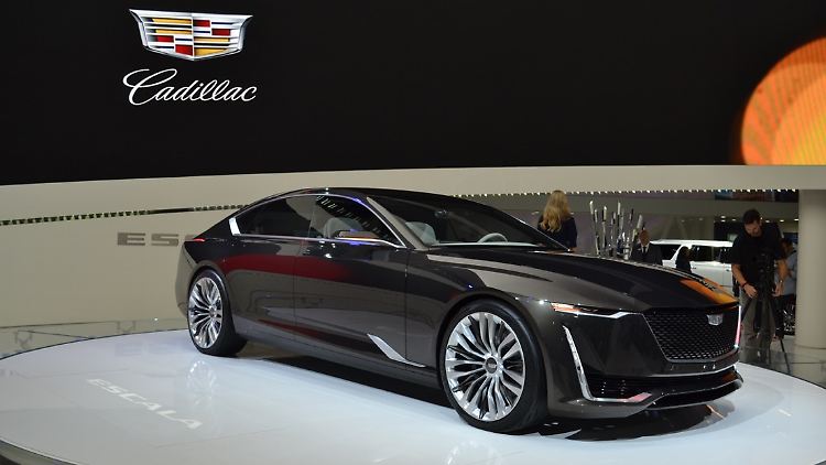 Der Cadillac Escala überrascht mit einem fast puristischen Kleid, das sich nur auf der Motorhaube sichtbare Kanten leistet.